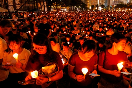 180 000 personer samlades enligt arrangörerna den 4 juni till en minnesvaka i Victoriaparken i Hongkong. Det var enda platsen i Kina där 30-årsminnet av massakern på Himmelska fridens torg kunde uppmärksammas.
