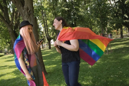Aurole och Lina lärde känna varandra för ett halvår sedan på en sluten Facebookgrupp för litauiska transpersoner. Att dela erfarenheter är centralt för att kunna navigera i ett samhälle där rättigheterna för transpersoner är svårt eftersatta.