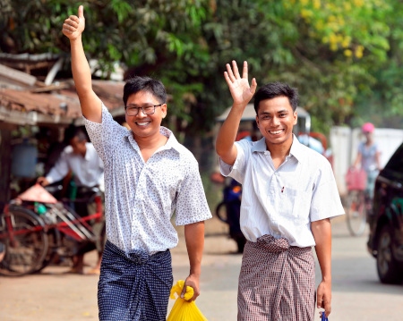 Wa Lone och Kyaw Soe Oo vinkar när de 7 maj går ut från Insein-fängelset i Rangoon.