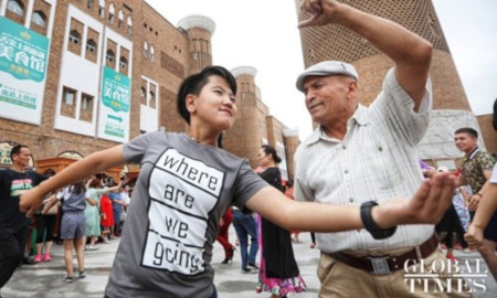 Den officiella kinesiska bilden av situationen i Xinjiang sprids i bland annat kinesiska Global Times som på denna bild från den 29 juli 2019 visar ”invånare och besökare som lyckliga dansar” i Xinjiang Uyghur Autonomous Region.