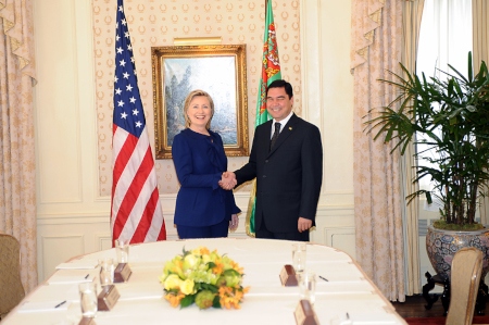 Turkmenistans president Gurbanguly Berdimuhamedov odlar en personkult och kontrollerar alla medier i landet. Här möter han USA:s dåvarande utrikesminister Hillary Clinton den 21 september 2009 på hotellet Waldorf Astoria i New York.