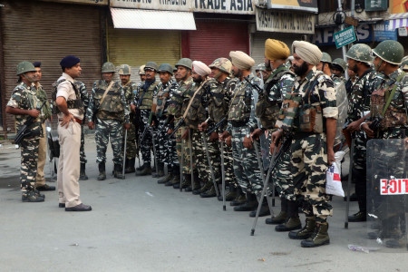 Ett indiskt befäl instruerar sina soldater i Srinagar i samband med de hårda restriktioner som utfärdats i regionen.