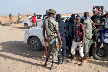 Checkpoint utanför Agadez i Niger. Ökenstaden i centrala Niger brukar kallas porten till Sahara, och har alltid varit en genomfartsled för människor på väg norrut mot Libyen. 2015 införde dock Niger en lag som förbjuder transport av migranter norr om Agadez. Militär började patrullera migrantvägarna