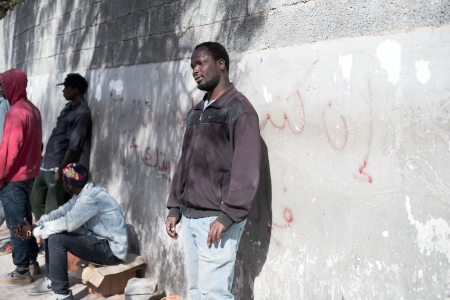 Musa Sowe väntar på jobb i ett gatuhörn i centrala Tripoli.