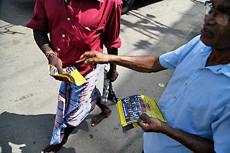 I Jaffna delar aktivister ut flygblad dagarna innan presidentvalet för att påminna väljarna om att ett stort antal journalister och mediearbetare dödades senast familjen Rajapaksa styrde på ön. Samtliga mordfall är fortfarande olösta trots spår och misstänkta gärningsmän.