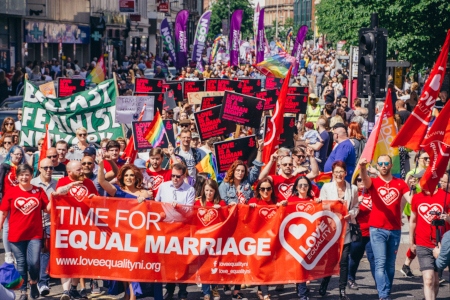 Love Equalitys marsch i Belfast den 2 juni 2018 för samkönade äktenskap lockade många deltagare.