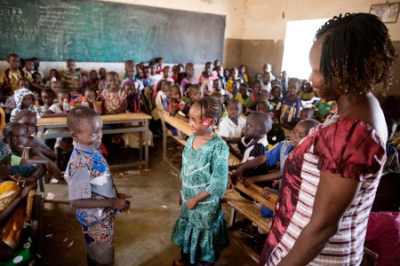 Under en franskalektion i skolan Ecole Kouimkouli låter läraren Felicité Sawadogo barnen öva hälsningsfraser mot varandra. 