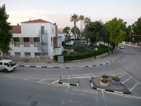 Tidningsredaktionen ligger nära Nordcyperns parlament.