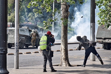  Chiles huvudstad Santiago 19 oktober. Stenkastning mot polisen.