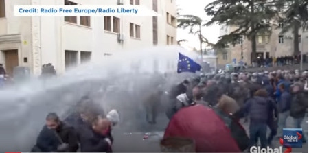 Polisen använder vattenkanon utanför parlamentet i Tbilisi den 18 november.