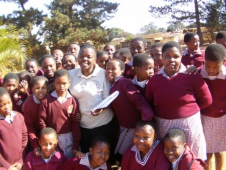  Nomcebo Mkhaliphi tillsammans med flickor från Kwaluseni Infantry Primary School. 