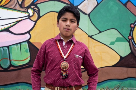 14-årige Stalyn Alexander Paca Tocachi är stolt över emblemet han har fått av Jaime Vargas, ordförande för CONAIE. 