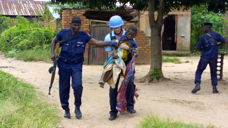 FN-polis och lokal polis hjälper en kvinna till sjukhus efter att hon har attackerats i Kananga i Kasai den 14 mars 2017.