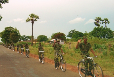  Soldater från LTTE norr om Kilinochi våren 2004.