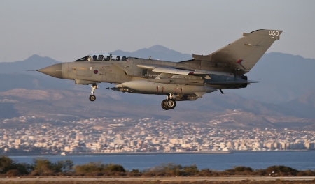  Tornado-plan från RAF återvänder 2014 hem till brittiska basen i Akrotiri efter anfall mot IS i Irak. Vid självständigheten 1960 behöll Storbritannien två områden som är militära baser. 