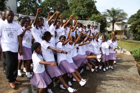 Skolelever i huvudstaden Freetown (personerna på bilden har inget samband med artikelns innehåll).  