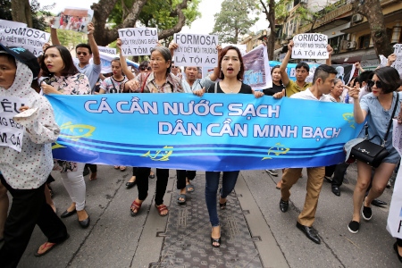”Fiskar behöver rent vatten. Människor behöver sanningen”. Ilskna protester i Hanoi 1 maj 2016 mot Formosa-katastrofen.