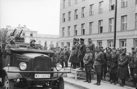 Tyska och sovjetiska styrkor möttes den 22 september 1939 i Brest-Litovsk i det ockuperade östra Polen. Staden överlämnades sedan till den sovjetiska armén.