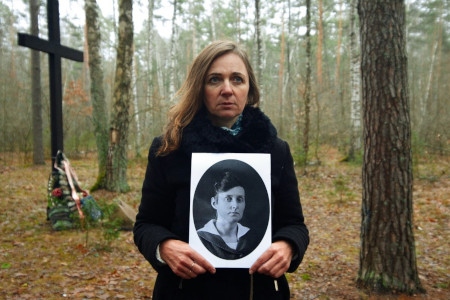 Laryssa Shschyrakova är själv en av de mest förföljda och bötfällda frilansjournalisterna i landet. En av hennes förebilder är patrioten och författaren Paluta Badunova, som var en symbol för det självständiga Belarus, och som avrättades i slutet av 1930-talet.