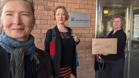 Brittis Edman, Johanna Westeson och Anna Lindenfors från svenska Amnesty besöker Socialstyrelsen den 22 april. 