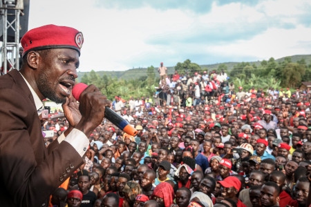 Bobi Wine (Robert Kyagulanyi) på kampanjmöte i Hoima den 25 september 2019. Nästa år ska han ställa upp i presidentvalet och utmana sittande presidenten Yoweri Museveni som har styrt sedan 1986.
