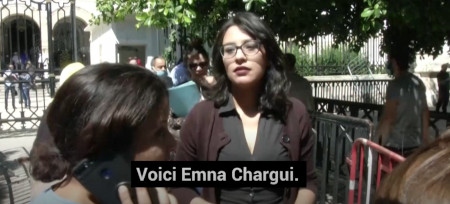 Emna Chargui anländer till rättssalen i Tunis. Den 14 juli kom domen på sex månaders fängelse.
