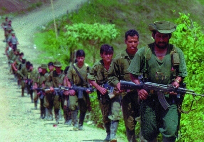 Rebeller från Farc på marsch 1998. Farc inledde 1964 ett väpnat uppror men 2016 slöts ett fredsavtal med regeringen efter flera år av förhandlingar.