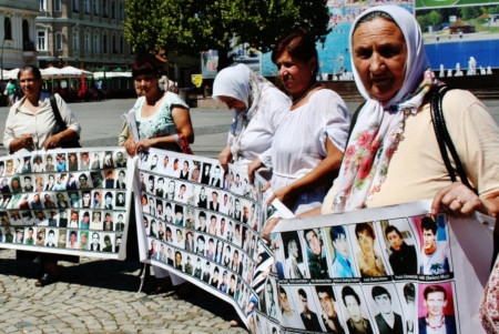 Srebrenicas mödrar vid en manifestation.