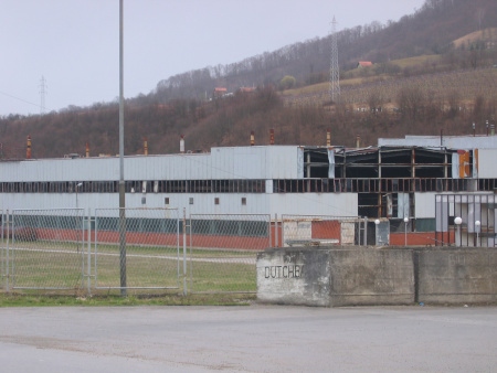 Denna gamla batterifabrik i Potočari var högkvarter för den nederländska FN-styrkan i Srebrenica. Hit strömmade invånare när VRS instog staden. 