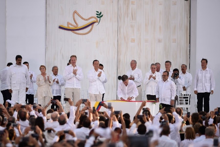 Colombias president Juan Manuel Santos och Farc-gerillans ledare Rodrigo ”Timochenko” Londoño skrev i  Cartagena den 26 september 2016 under det historiska fredsavtalet inför 2 500 inbjudna gäster från hela världen.