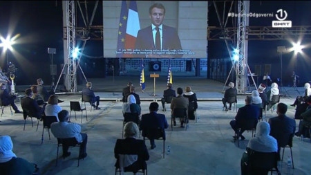 Frankrikes president Macron talar vid minnesceremonin.