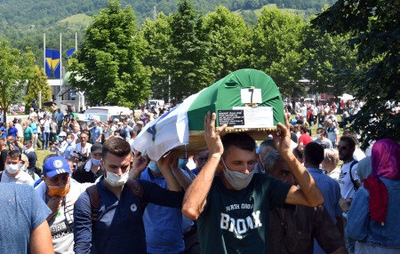  Kvarlevorna efter nio personer som har identifierats efter att ha mördats i Srebrenica sommaren 1995 begravdes den 11 juli 2020 vid minnescentret i Potočari. 