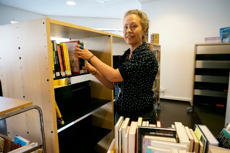 Bibliotekarie Ulrika Ahlberg har fått ta hjälp av PEN, ICORN och enskilda förläggare för att skaffa fram litteratur. Framöver hoppas hon också få tips från malmöborna om vilka böcker som kan platsa i yttrandefrihetsbiblioteket.