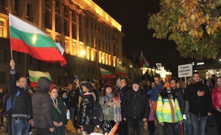 Sedan den 9 juli har det varit dagliga protester för att regeringen ska avgå i Bulgarien. På bilden demonstrerar människor utanför parlamentet i Sofia.