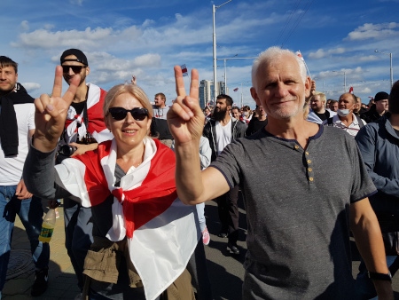 Ales Bialiatski med sin fru Natalia Pinchuk under en demonstration i Minsk den 13 september 2020. Ales Bialiatski får Right Livelihood-priset "för sin beslutsamma kamp för demokrati och mänskliga rättigheter i Belarus".