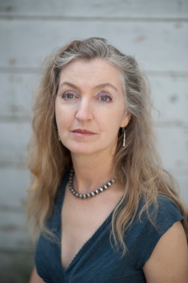 Rebecca Solnit, född 1961, är författare, journalist och politisk aktivist och har engagerat sig i fredsrörelsen och i arbetet mot klimatförändringar. Några av hennes många böcker är ”Män förklarar saker för mig” som kom på svenska 2015 och "Kalla dem vid deras rätta namn" (2019).