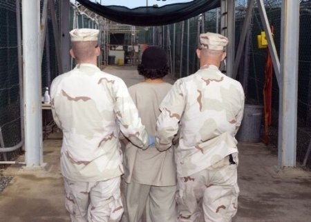 En fånge på Guantánamo förs till fängelsesjukhuset. Fotot är taget den 27 december 2007.