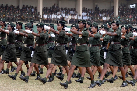   Segerparaden i Colombo den 28 maj 2009 sedan Sri Lankas regeringsarmé besegrat LTTE. Nu kritiserar FN bristen på utredningar om människorättsbrott.
