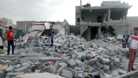 Sedan 2015 har flyg från Saudiarabien och Förenade Arabemiraten bombat i Jemen. Här ett bombat bostadsområde i huvudstaden 2015 där omkring 100 hus förstördes.