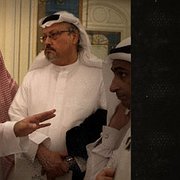 Kronprins Mohammed bin Salman och journalisten Jamal Khashoggi (i vitt). Kronprinsen har utpekats som ansvarig för mordet den 2 oktober 2018.