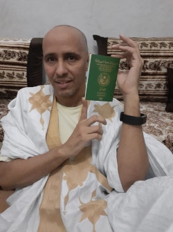  Mohamedou Ould Salahi satt i USA:s fångläger på militärbasen Guantánamo 2002-2016. Han frigavs och skickades till sitt ursprungsland Mauretanien där myndigheterna förvägrade honom ett pass. Efter påtryckningar från Amnesty International och andra fick han till sist ett pass i november 2019. 