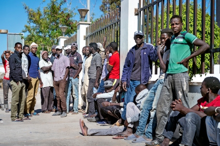  Migranter väntar på jobb i Libyens huvudstad Tripoli.
