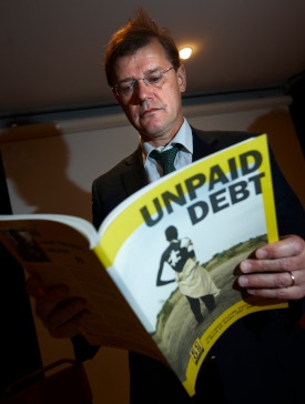 Egbert Wesselink med rapporten ”Unpaid Debt” som 2010 fick internationella åklagarkammaren i Sverige att börja undersöka Lundins agerande.