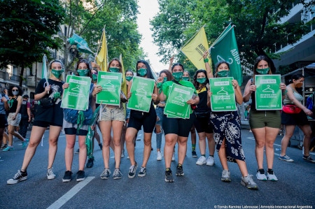 Argentinska Amnestymedlemmar i en manifestation för aborträtten i Buenos Aires i december 2020.