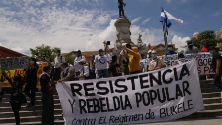 I september hölls den hittills största demonstrationen mot president Nayib Bukele i El Salvadors huvudstad San Salvador. Kritiker menar att regeringen genomfört flera förändringar i auktoritär riktning, som bland annat banar väg för att presidenten ska kunna sitta kvar efter nästa val.