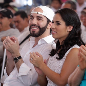 El Salvadors president Nayib Bukele tillsammans med sin fru Gabriela Rodríguez. Bukele tillhörde tidigare vänsterfronten FMLN men uteslöts och vann presidentvalet 2019 som kandidat för center-högerpartiet GANA.