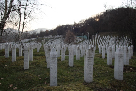 Cirka 8 000 personer dödades under folkmordet i Srebrenica. Kvarlevorna av cirka 7 000 personer har hittats och begravts på ”minnesgravplatsen för folkmordet i Srebrenica” i Potočari i östra Bosnien och Hercegovina. 