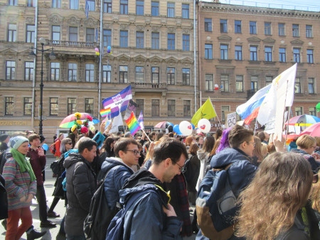Hbtqi-aktivister deltar i 1 maj-firandet i Sankt Petersburg 2017.