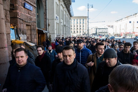 Aleksej Navalnyj (i mitten) vid en demonstration i Moskva den 26 mars 2017.