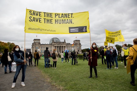 Amnesty deltar i den globala klimatstrejken 24 september 2021, som här i Berlin.